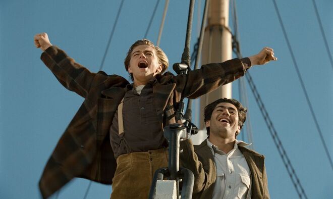 A famosa frase ‘I’m the king of the world!’ dita por Leonardo DiCaprio foi uma improvisação dele mesmo. Não fazia parte do guião. 