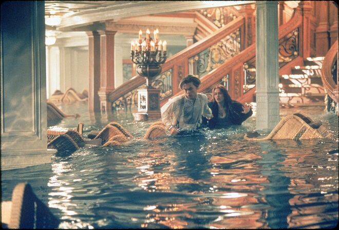 A cena em que a água invade todo o salão da grande escadaria foi filmada de uma só vez, pois todo o mobiliário ia ser destruído. 
