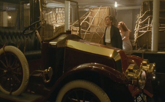 Para as cenas gravadas no interior da sala de máquinas do Titanic foram contratados figurantes que mediam 1,50 metros, para que dessem a impressão de que a sala era muito mais alta. 