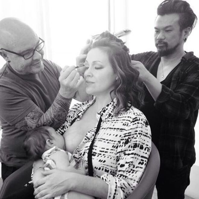 ALYSSA MILANO | A atriz deu que falar em 2014 depois de publicar duas fotografias suas a amamentar a filha, Elizabella. Recentemente, a atriz contou também no Twitter que não conseguiu passar pela segurança do aeroporto de Londres por ter uma bomba tira leite na bagagem.