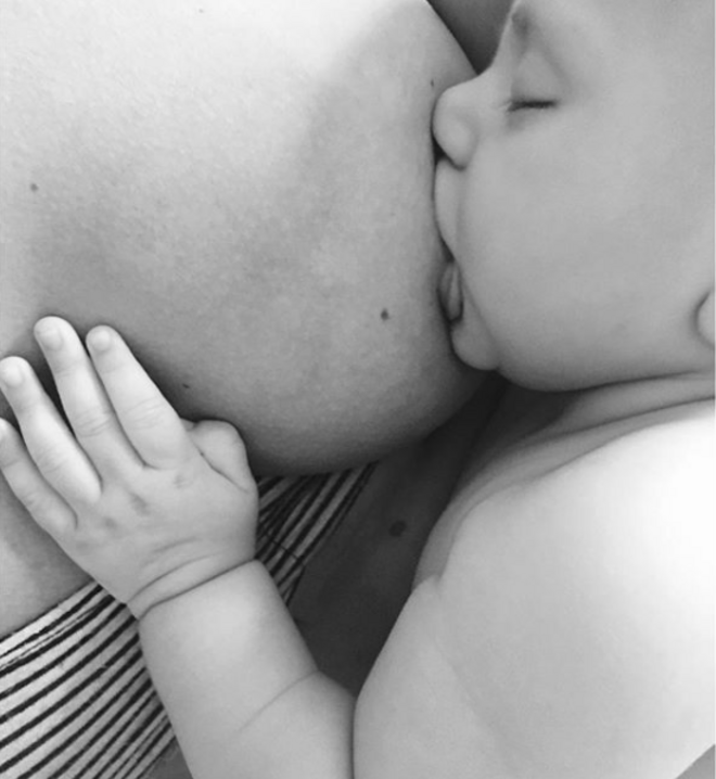 CANDICE SWANEPOEL | A modelo da Victoria’s Secret partilhou esta fotografia do seu filho Anacã com uma longa descrição sobre as críticas que as mulheres que amamentam em público recebem com frequência. “Amamentar não é sexual, é natural. Aqueles que acham que amamentar um filho em público é errado têm de aprender mais sobre os benefícios que amamentar tem para a mãe e para o bebé.”