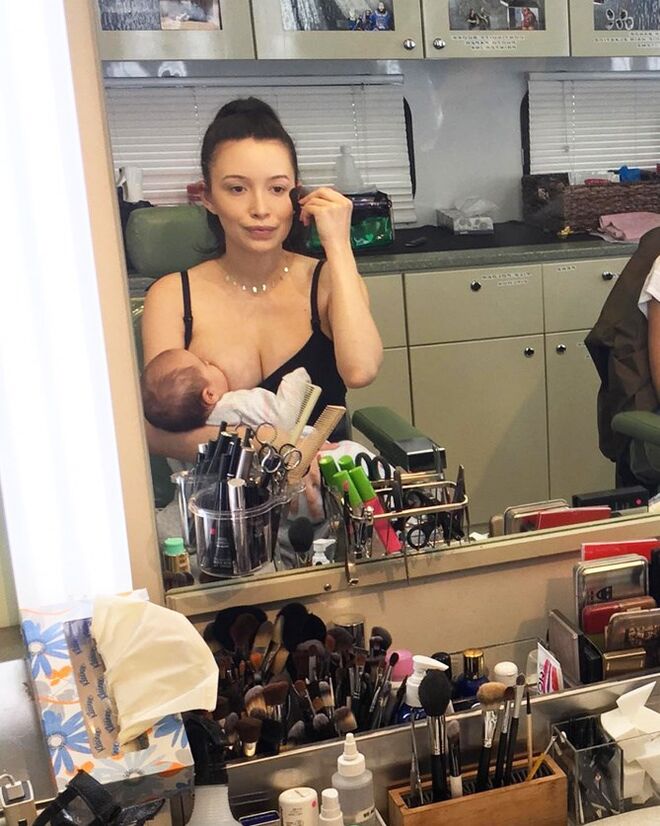 CHRISTIAN SERRATOS | Depois de partilhar esta fotografia no Instagram e de ser criticada nos comentários, a atriz de The Walking Dead respondeu “Este é o meu corpo e a minha página, por isso publicarei o que me apetecer”, acompanhado pela hashtag #workingmom.