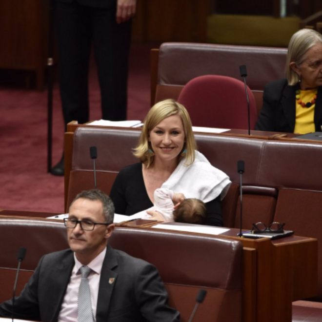 LARISSA WATERS | A antiga deputada do partido Australian Greens amamentou em pleno parlamento enquanto falava sobre a importância de ajudar mineiros locais depois do reaparecimento da doença do pulmão negro (causada por depósitos de poeira de carvão nos pulmões). Foi a primeira vez, em 116 anos, que uma mulher amamentou um filho no parlamento australiano.