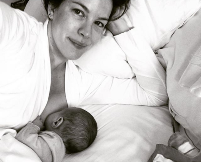 LIV TYLER | A atriz partilhou esta fotografia sua com a filha Lula Rose. A descrição dizia: “Manhãs de domingo com o bebé. Tão grata por esta dádiva preciosa.”