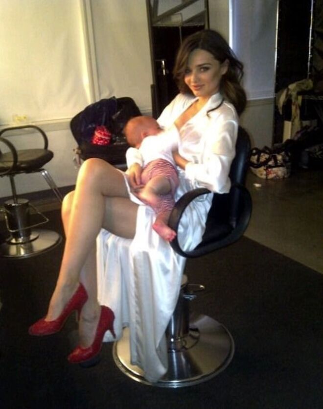 MIRANDA KERR | À semelhança de Gisele, Kerr partilhou no seu blogue uma fotografia sua a amamentar o filho Flynn no backstage de uma produção de moda.