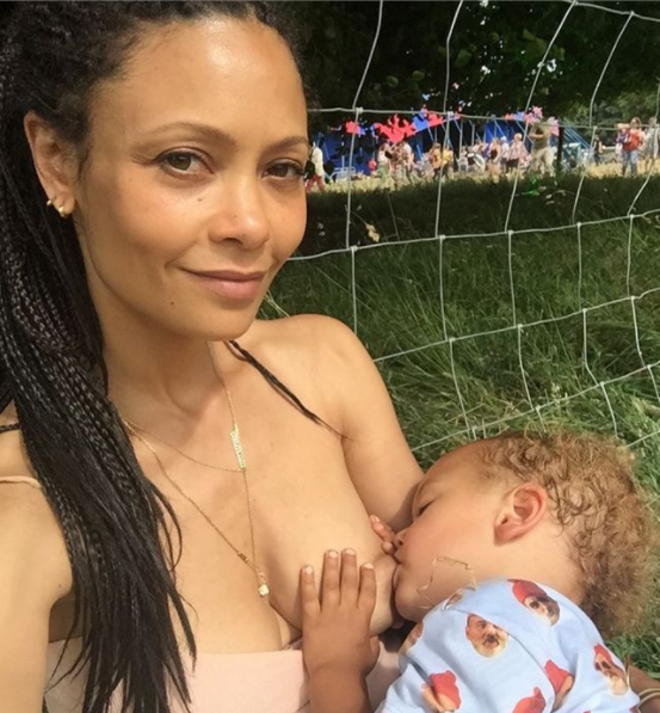 THANDIE NEWTON | A atriz da série Westworld partilhou uma fotografia sua a amamentar o filho Booker, na altura com dois meses, durante um festival de música no Reino Unido. Na descrição pode ler-se “É para isto que o meu corpo foi feito, e o resto é escolha minha”, seguido pela hashtag #freedom.