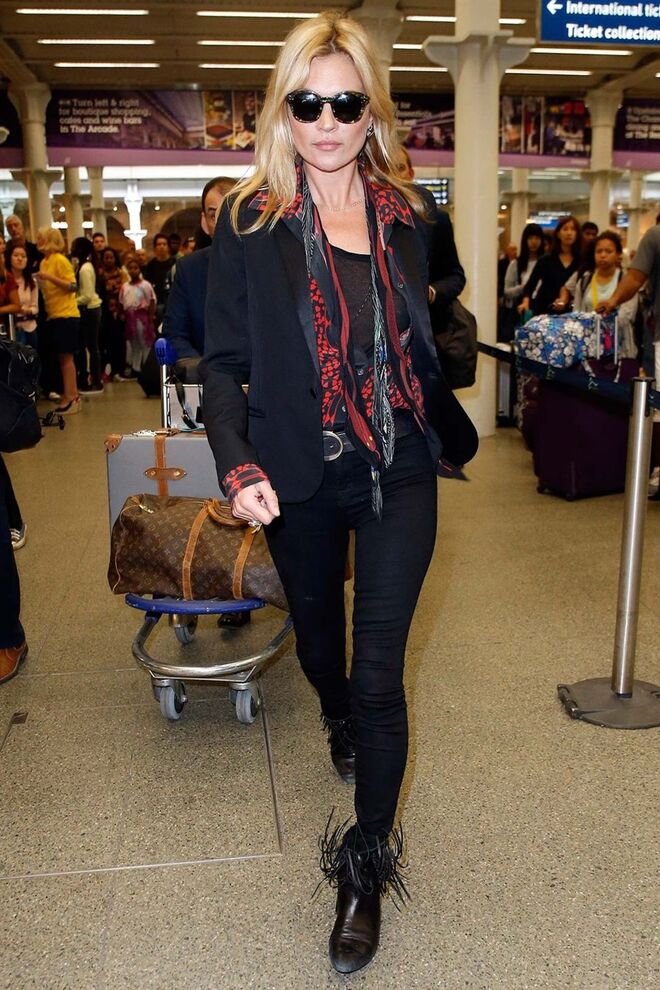 Kate Moss | Em 2010, Kate Moss terá exigido que fosse instalada uma área para fumadores dentro da loja Selfridges de Oxford Circus, em Londres, aquando do lançamento de uma coleção sua em colaboração com a Longchamp. Pediu também que o espaço tivesse champanhe e velas perfumadas.