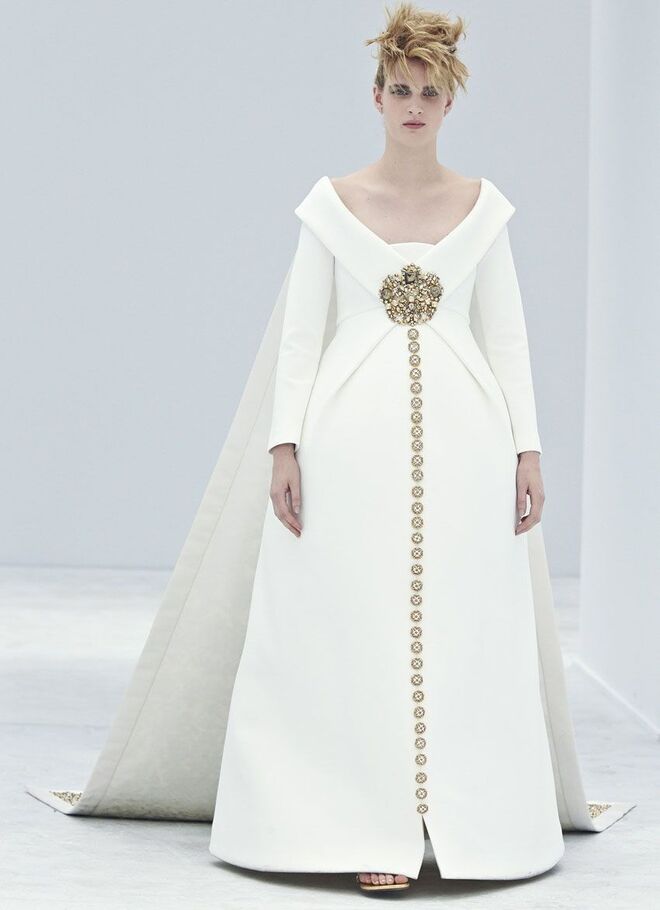 ASHLEIGH GOOD | A modelo desfilou para a Chanel Alta-Costura 2014/2015 quando estava grávida de sete meses. Apareceu ao lado de Karl Lagerfeld no final do espetáculo, usando um longo vestido branco comprido com detalhes dourados.