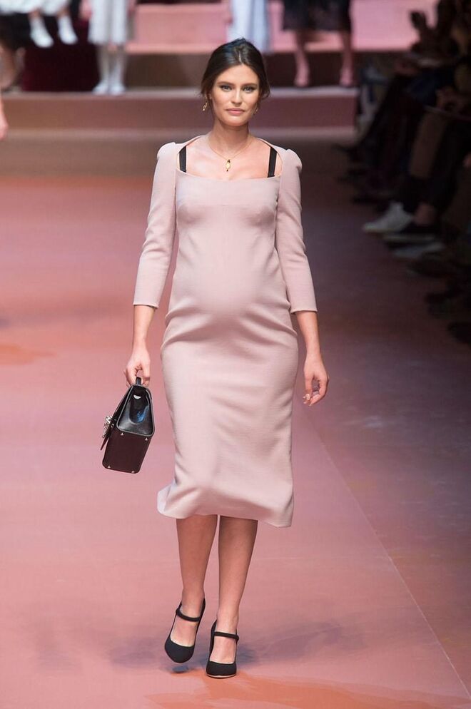 BIANCA BALTI | A modelo italiana desfilou para o outono/inverno de 2016 da Dolce & Gabbana quando estava grávida do segundo filho.