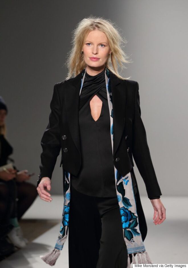 CAROLINE WINBERG | No mesmo desfile da Temperley em que Jacqueta Wheeler participou, Caroline Winberg foi outra das modelos grávidas convidada a desfilar para a marca. 