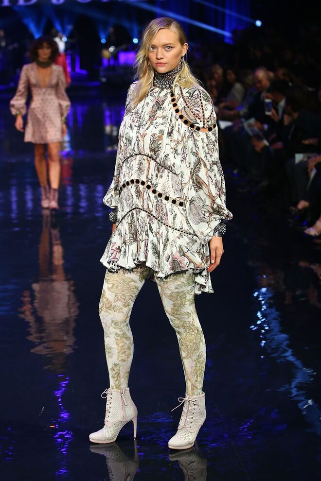 GEMMA WARD | Grávida do seu segundo filho há 15 semanas, Gemma Ward desfilou para a David Jones em 2016.