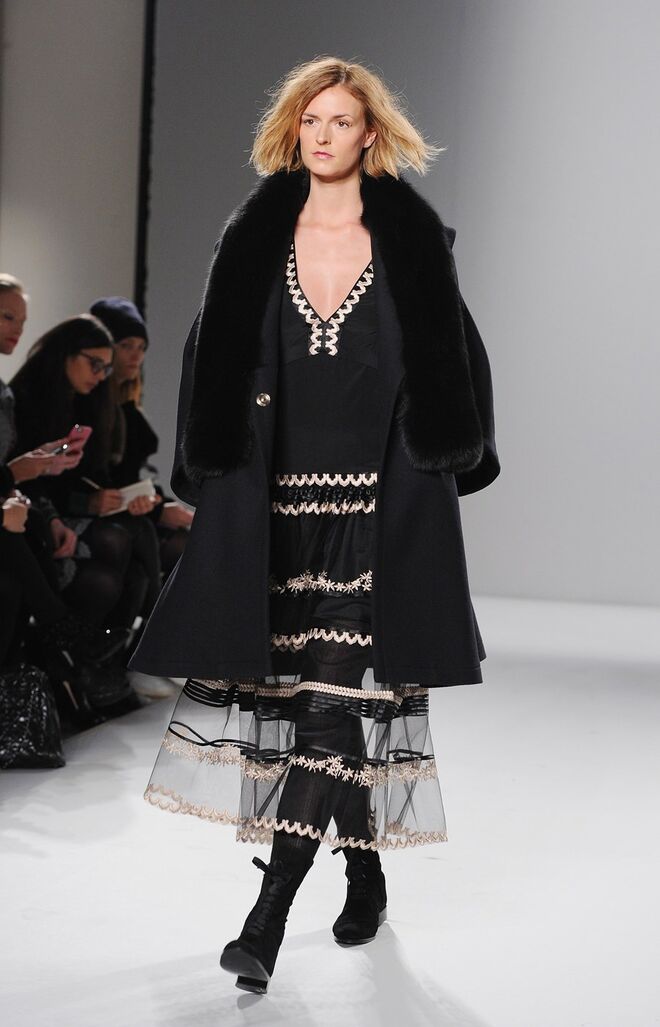 JACQUETTA WHEELER | Em 2015, a Temperley decidiu incluir modelos grávidas no desfile de forma a criar uma maior ligação entre as peças e as possíveis clientes. Wheeler, a modelo inglesa de 35 anos que estava grávida e desfilou para a marca, não tinha uma barriga grande o suficiente e não convenceu o público. A modelo dissipou todas as dúvidas quando anunciou a gravidez no Instagram.