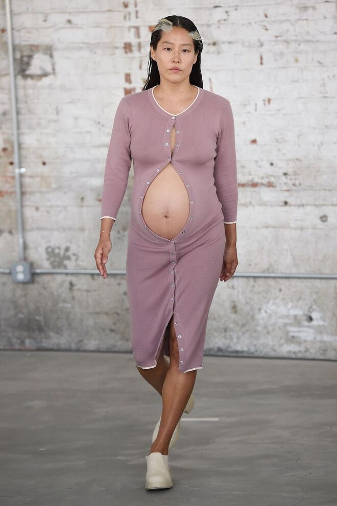 MAIA RUTH | A marca nova-iorquina Eckhaus Latta desafiou um grupo de mulheres de várias áreas para apresentar a coleção de primavera/verão 2018. Uma das modelos era a artista Maia Truth, que desfilou grávida e fez manchetes em todo o mundo.