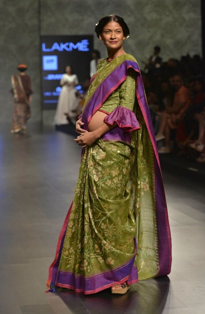 CAROL GRACIAS | Gracias desfilou para Gaurang Shah em 2016, usando um vestido sari que revelava a barriga de grávida da modelo. O designer, que para essa coleção se inspirou na realeza indiana, fez questão de que a barriga da modelo estivesse à mostra, algo que vai contra a tradição indiana.