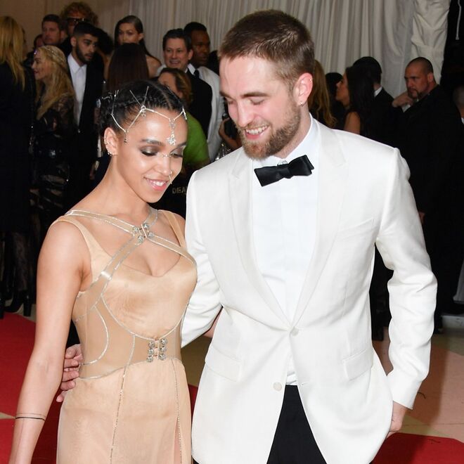 ROBERT PATTINSON E FKA TWIGS, Outubro | Depois de três anos de namoro, o ator britânico e a cantora resolveram terminar a relação. Há quem diga que já estavam noivos e que o ator se fartou, mas a separação foi amigável. 
