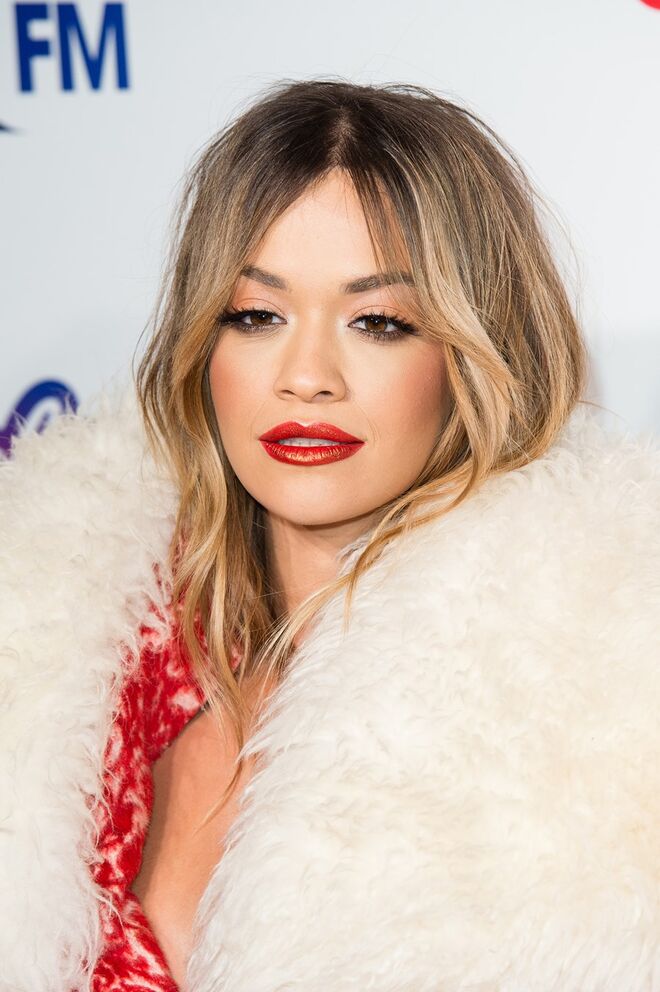 Rita Ora no evento Capital FM Jingle Bell Ball, em Londres. Maquilhagem de Marie Bruce e cabelos de Aaron Carlo.