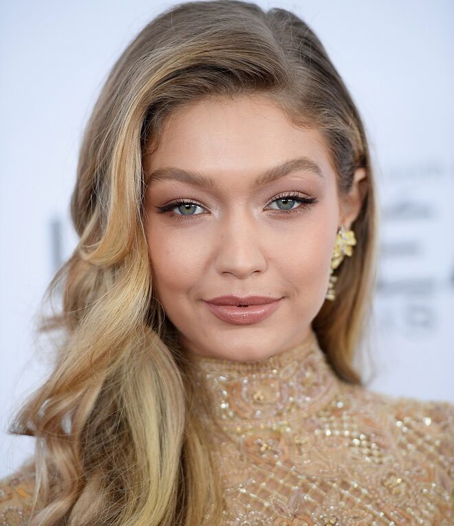 Gigi Hadid no Glamour's 2017 Women of The Year Awards, em Nova Iorque. Maquilhagem de Patrick Ta e cabelos de Laura Polko.