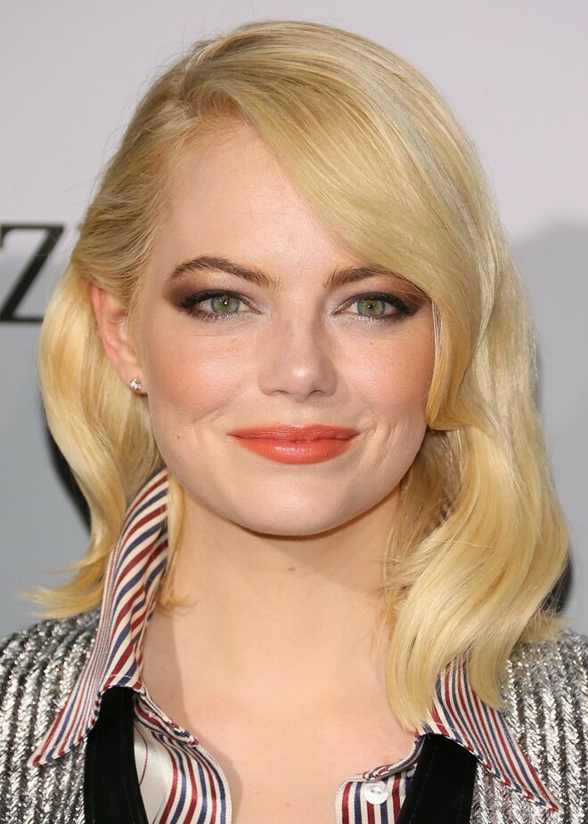 Emma Stone na estreia de Battle of the Sexes, em Los Angeles. Maquilhagem de Rachel Goodwin e cabelos de Mara Roszak.