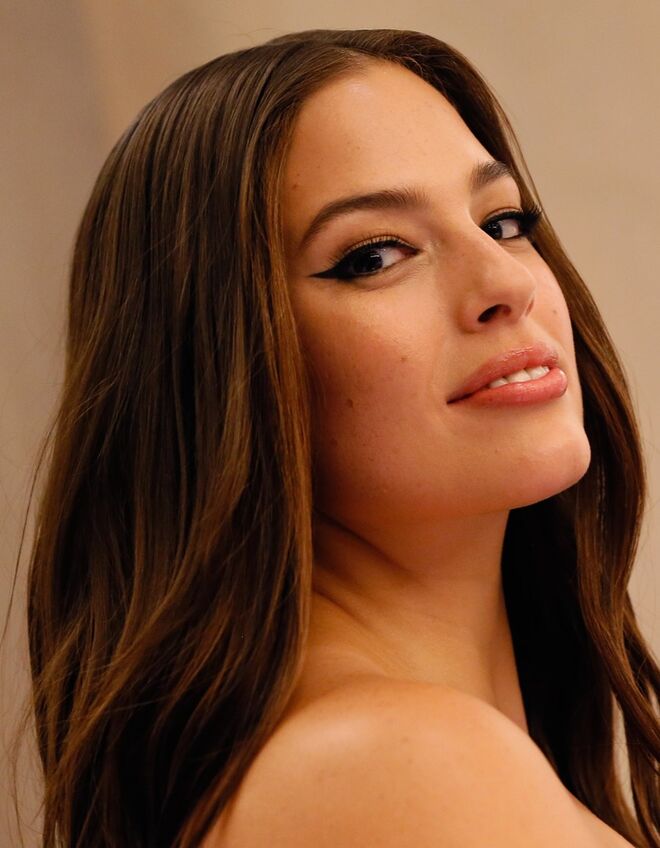 Ashley Graham nos Fashion Media Awards do Daily Front Row, em Nova Iorque. Maquilhagem de Morgane Martini e cabelos de David Lopez.