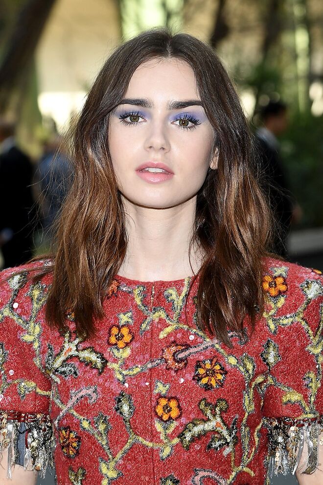 Lily Collins no desfile Chanel Haute Couture outono/inverno 2018. Maquilhagem de Vincent Oquendo e cabelos de Jen Atkin.