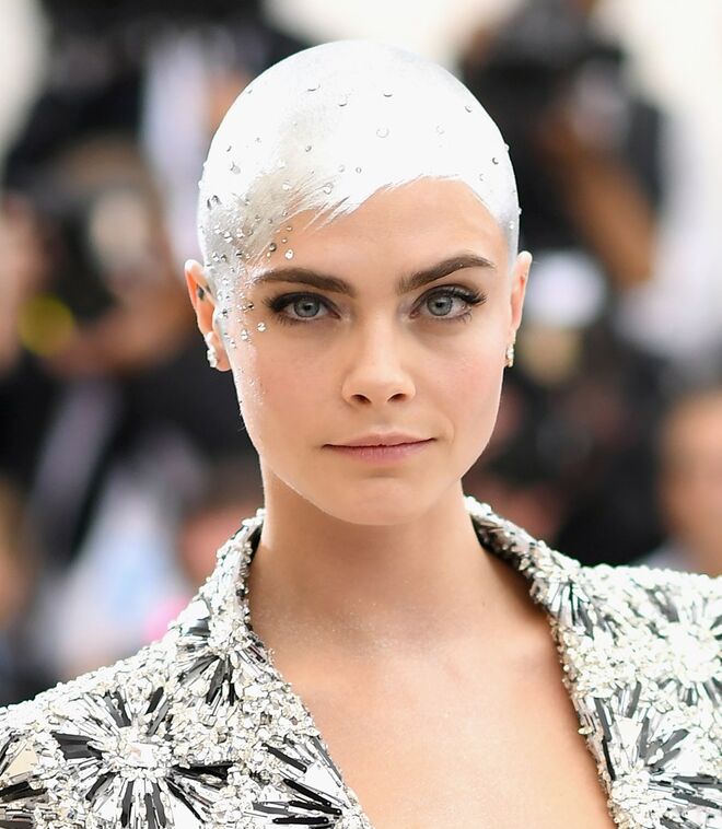 Cara Delevingne no Met Gala, em Nova Iorque. Maquilhagem de Romy Soleimani.