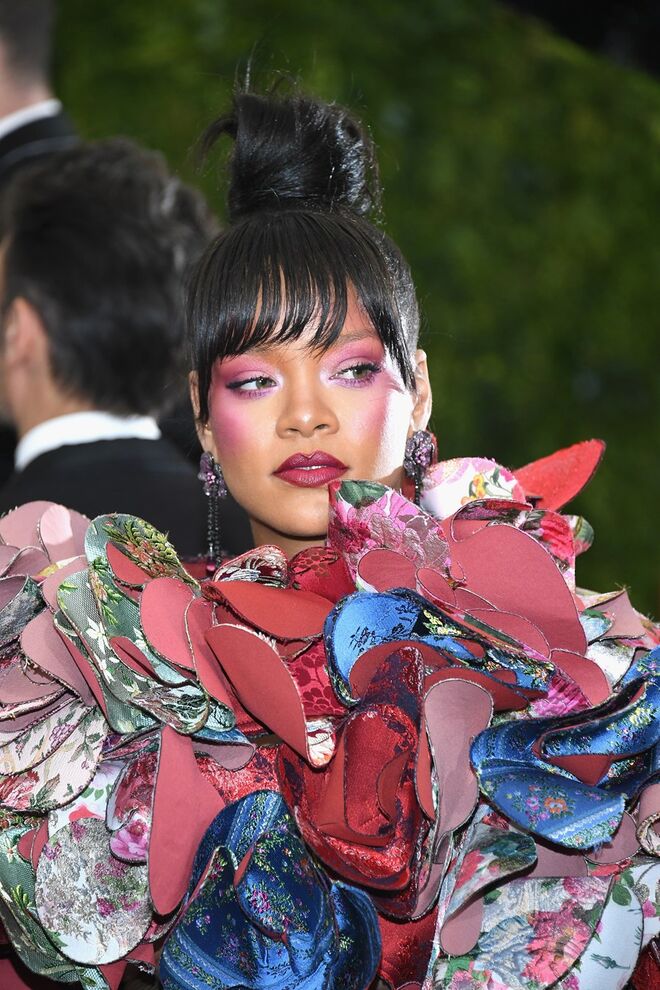 Rihanna no Met Gala, em Nova Iorque. Maquilhagem de Lora Arellano e cabelos de Yusef Williams.