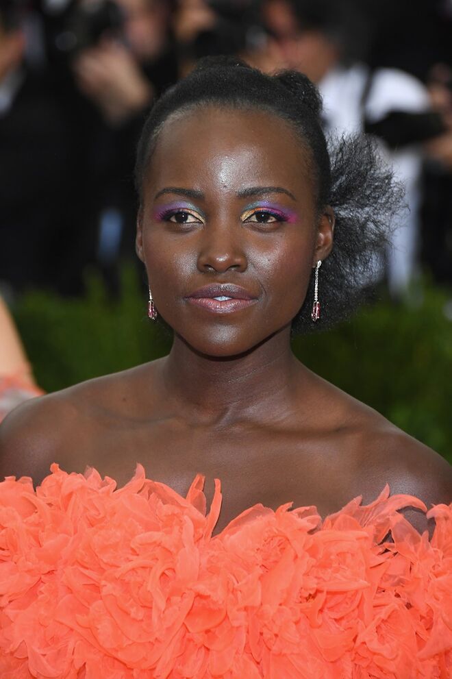 Lupita Nyong'o no Met Gala, em Nova Iorque. Maquilhagem de Nick Barose e cabelos de Vernon François.