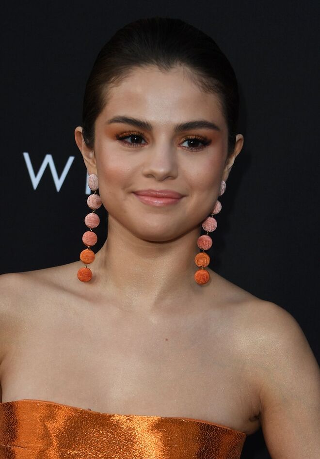 Selena Gomez na estreia de 13 Reasons Why, da Netflix, em Los Angeles. Maquilhagem de  Hung Vanngo e cabelos de Marissa Marino.