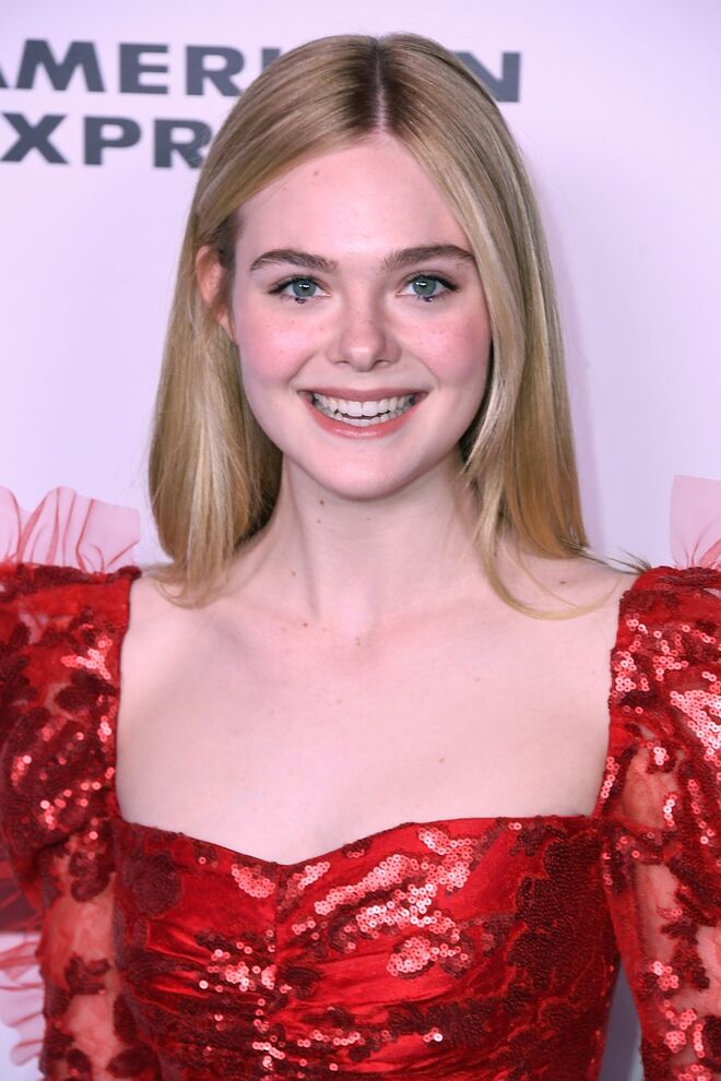 Elle Fanning na festa 150 Most Fashionable Women, Califórnia. Maquilhagem de Erin Ayanian Monroe e cabelos de Jenda Alcorn.