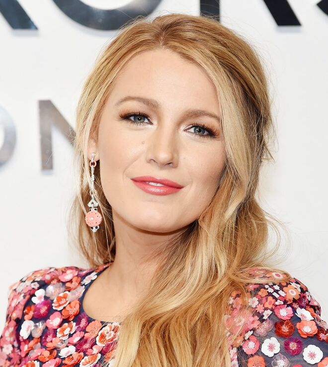 Blake Lively no desfile Michael Kors outono/inverno 2017, em Nova Iorque. Maquilhagem de Kristofer Buckle e penteado de Rod Ortega.