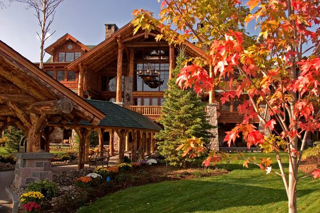 Whiteface Lodge, Lake Placid, New York | O resort foi construído com madeiras da zona e tem um conceito family-friendly. Conta com uma sala de cinema, uma pista de gelo e uma piscina aquecida no exterior. À noite, fazem-se leituras à fogueira.