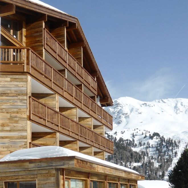 Chandolin Boutique Hotel, Suíça | Este hotel abriu há muito pouco tempo – no dia 1 de dezembro. Desenhado pelo estúdio Kittel SA, foi construído com materiais provenientes daquela zona, de forma a criar um ambiente tipicamente dos Alpes. O hotel conta com 25 quartos virados para a montanha, um spa (Altitude Wellness), um restaurante especializado em fondue e uma cave de vinhos com mais de 400 garrafas.