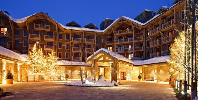 Four Seasons Jackson Hole, Wyoming, Estados Unidos | É conhecido pelo romantismo de estar afastado de tudo e de todos, no meio do Grand Teton Mountain Range. Muitos dos hóspedes escolhem-no não só pelas suas profissionais pistas de ski mas também pela vida selvagem que circunda o hotel. Aqui, é possível fazer uma tour de luxo a bordo de um helicóptero. 