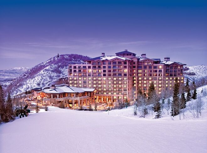 St. Regis Deer Valley, Utah, Estados Unidos | Este resort fica nas Wasatch Mountains e conta com uma piscina aquecida ao ar livre e um encantador terraço onde pode assistir ao pôr do sol. Sempre que quiser deixar a tranquilidade e dar uma volta até à cidade, basta apanhar o teleférico particular do hotel. 