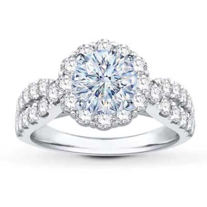 DEDOS LONGOS | Estas mãos são mais versáteis uma vez que ficam bem com quase qualquer anel. Para evitar a ilusão de dedos demasiado longos, formas mais arredondadas serão as melhores para atingir um equilíbrio. Pedras redondas ou com corte asscher, radiante, princesa ou cushion serão as ideais em aros mais grossos. Quem tem mãos com dedos longos também pode experimentar pedras maiores e estilos mais ousados.