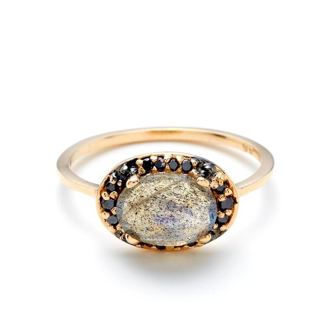 DEDOS LARGOS | Uma boa forma de equilibrar o aspeto de uma mão com dedos largos é escolhendo pedras grandes com formas retangulares e verticais; assim, além de usar a largura dos dedos da melhor forma, alonga também a mão. Pedras pequenas revelarão demasiada pele em ambos os lados do anel, o que acaba por realçar a largura do dedo. Os cortes redondos, esmeralda, marquesa e asscher em aros largos são os mais adequados.