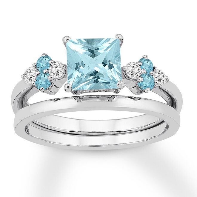 MÃOS GRANDES | À semelhança de quem tem dedos longos, as mãos grandes podem ser mais criativas com formas e tamanhos. No entanto, cortes pequenos e aros muito finos poderão dar o aspeto de que o anel é demasiado pequeno para a mão; pedras maiores em aros mais largos serão a escolha ideal.