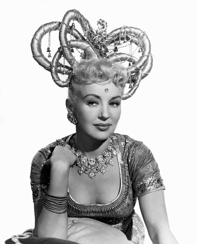 SAGITÁRIO (22 de novembro - 21 de dezembro) | Versáteis, independentes e filosóficos, os nativos de Sagitário são pessoas divertidas que adoram socializar. Também são muito curiosos, o que significa que podem discutir o mesmo assunto durante horas. Querem gastar a sua imensa energia a viajar por todo o mundo, sozinhos ou acompanhados.