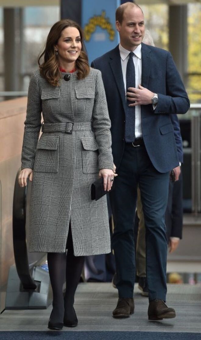 Com um casaco LK Bennett