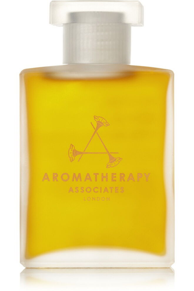 Deep Relax Bath & Shower Oil, 55 ml, €47, Aromatherapy Associates – Um dos produtos mais conceituados da marca, esta fórmula leva ao relaxamento graças à junção do vetiver com a camomila e o sândalo. Estimula o sistema imunitário e não contém parabenos
