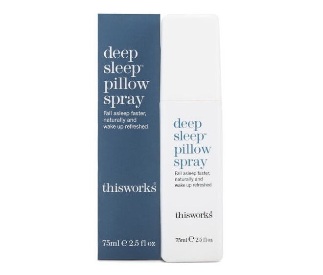 Deep Sleep Pillow spray, 75 ml, €21,45, This Works, na lookfantastic.com – Formulado com óleos naturais de alfazema, de vetiver e de camomila brava, este spray para a almofada foi concebido para proporcionar relaxamento e um sono profundo