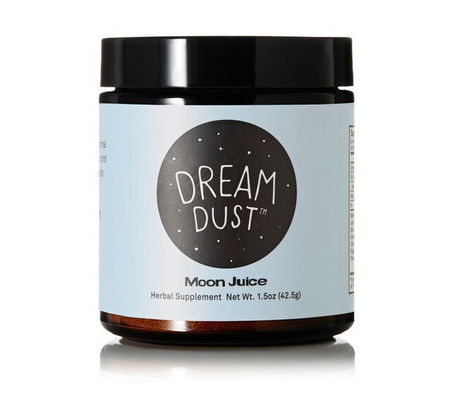 Dream Dust, 42,5 g, €47, Moon Juice, em net-a-porter.com – Para misturar ao chá da noite, este suplemento natural totalmente medicinal é formulado com plantas orgânicas que restauram a tranquilidade noturna e estimulam a libertação de melatonina