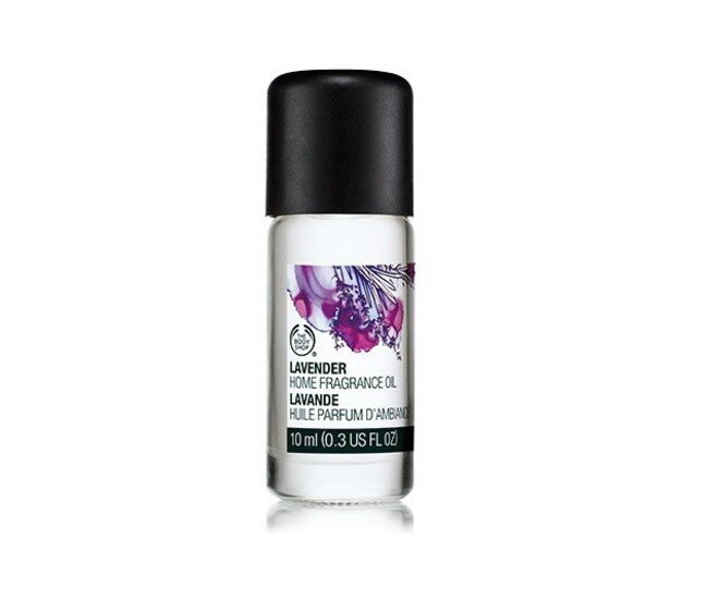 Lavender Home Fragrance Oil, 10 ml, €5, The Body Shop – Este óleo de fragrância relaxante preenche toda a casa com o aroma floral e calmante da lavanda, para uma atmosfera tranquila e perfumada