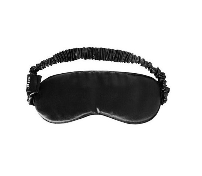 Máscara de olhos de seda, €54, Slip – Esta máscara de sono de seda de amoreira natural e pura reduz o impacto da luz para proporcionar o melhor sono. É projetada para bloquear a luz completamente de maneira confortável