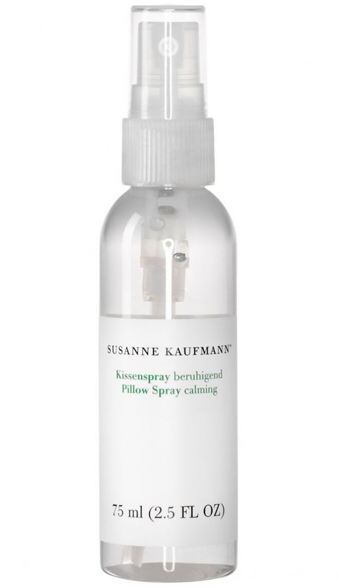 Pillow Spray Calming, 75 ml, €22, Susanne Kaufmann – Este spray calmante contém óleo de lavanda, célebre pelas suas propriedades relaxantes e soporíferas, e óleo de laranja, que apoia as passagens respiratórias e garante uma recuperação intensa