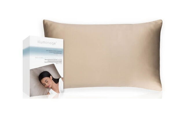 Skin Rejuvenating Pillowcase, €58,95, Iluminage – Um fronha de seda para relaxar e também manter uma pele com um aspeto jovem. Clinicamente provada, reduz visivelmente o aparecimento das rugas de expressão em apenas quatro semanas. As fibras da fronha são infundidas com óxido de cobre, um mineral essencial que a ajuda a minimizar os sinais do envelhecimento enquanto dorme