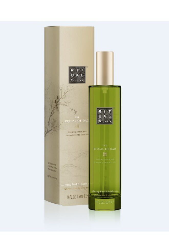 The Ritual of Dao Bed & Body Mist, 50 ml, €16,50, Rituals – Inspirado na antiga filosofia chinesa que ajuda a alcançar uma harmonia perfeita, o spray combina as propriedades nutritivas de Yi Yi Ren com uma suave fragrância de lótus branco para hidratar a pele e promover uma boa noite de sono