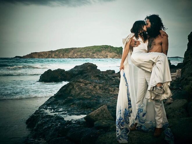 Ally Hilfiger & Steve Hash | A noiva vestiu um modelo criado pelo próprio pai, Tommy Hilfiger. O casamento aconteceu no passado verão, na praia, em Mustique.