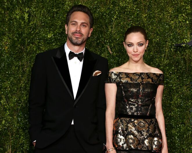 Amanda Seyfried & Thomas Sadoski | A atriz casou numa cerimónia secreta em março deste ano, pouco tempo antes de dar as boas-vindas à primeira filha. Os dois conheceram-se enquanto trabalhavam numa produção da Broadway – The Way We Get By – e mais tarde voltaram a encontrar-se nos bastidores do filme The Last Word. 