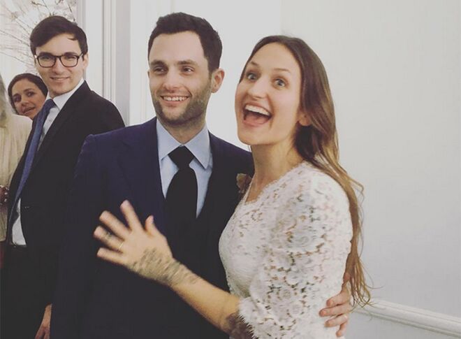 Domino Kirke & Penn Badgley | O ator de Gossip Girl casou no passado mês de junho com a namorada de longa data, numa pequena cerimónia civil. Ambos começaram a namorar em 2014, depois de Badgley se separar da ex-namorada Zoe Kravitz. 